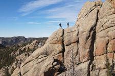 Climbers traverse a ridge at the Kennedy Mountain 校园