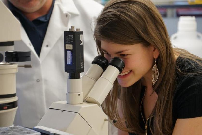 Lilia Koza works in Dan Linseman's lab.