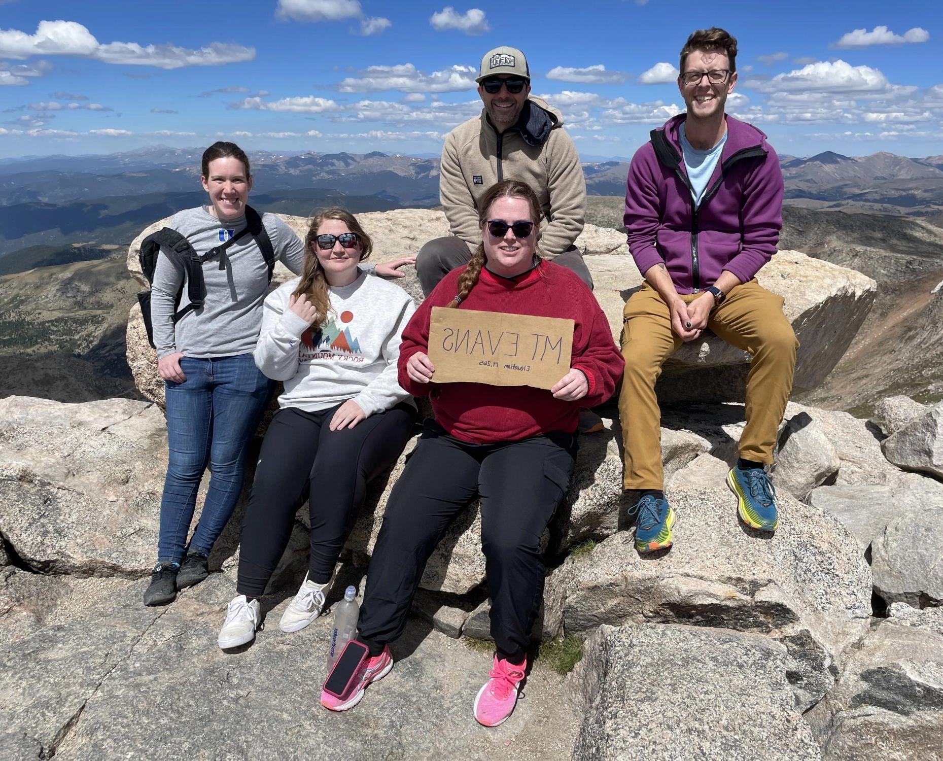 Jon Velotta 和 his students researchers sit at the top of Mt Blue Sky, formerly known as Mt. 埃文斯.